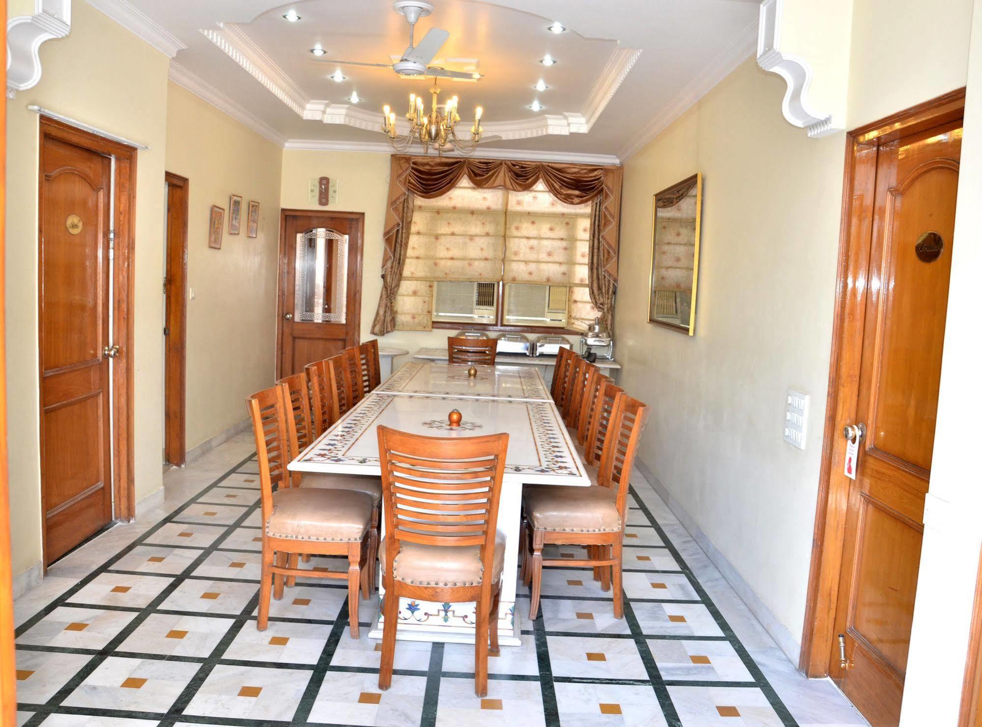 Bajaj Indian Home Stay New Delhi Bagian luar foto
